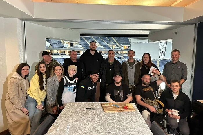 NBA-Spieler Mykhailiuk hatte ein Treffen mit ukrainischen Veteranen in den USA