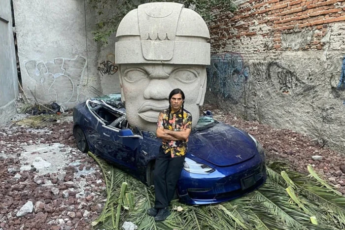 Der mexikanische Bildhauer zerdrückte Tesla mit einer Steinskulptur
