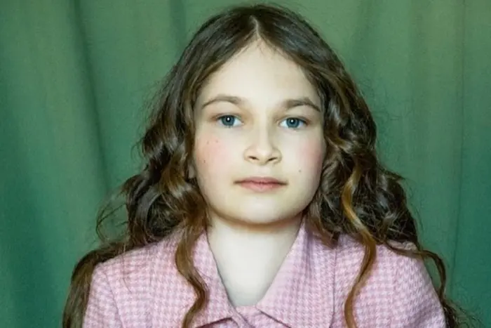 10-jähriges Mädchen Pianistin hat Preisgelder an die Einheit des Piloten Karaya gespendet