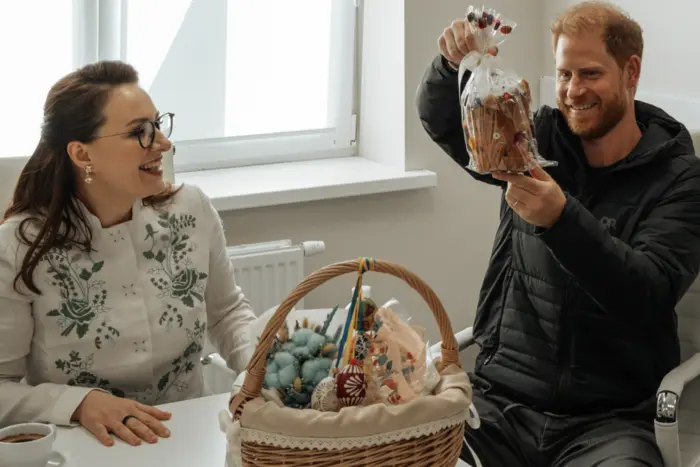 Prinz Harry erhielt ein Geschenk: einen Osterkuchen, gebacken aus Mehl von geräumten ukrainischen Feldern