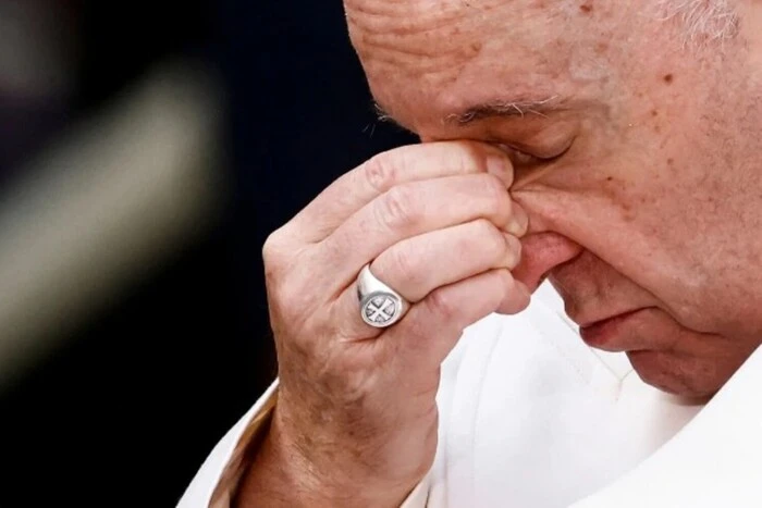 Der Ring des Papstes wird mit einem Hammer zerstört: Einzelheiten zur historischen Zeremonie