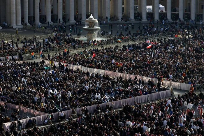 Beerdigung des Papstes: Hunderttausende Menschen versammelten sich am Petersplatz (Video)