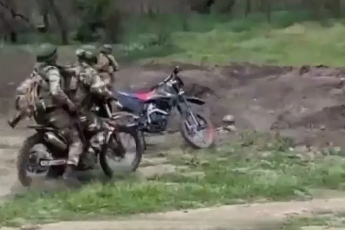 Die Besatzer haben an einem der Frontabschnitte die Nutzung von Motorrädern verstärkt