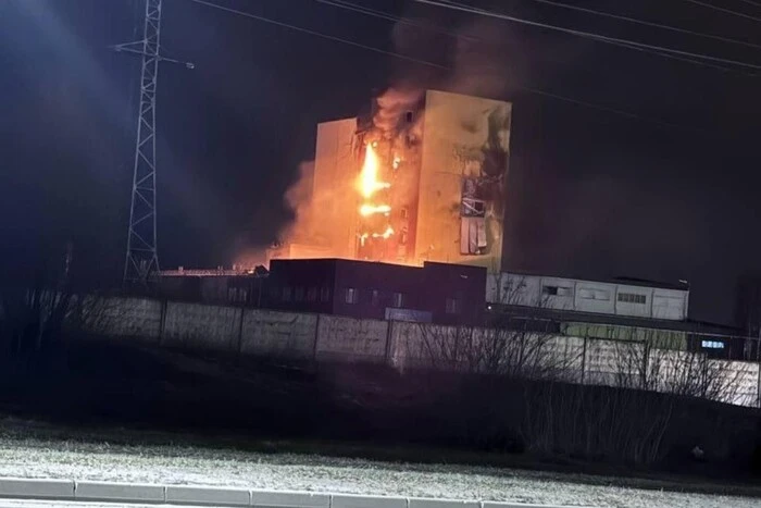 Автомобиль взрывается во время протестов
