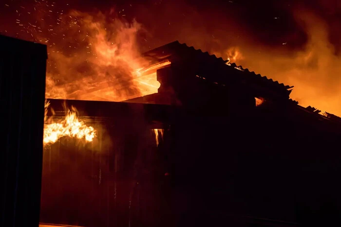 In Dnipropetrowsk wurde ein Haus durch einen UAV-Angriff in Brand gesetzt