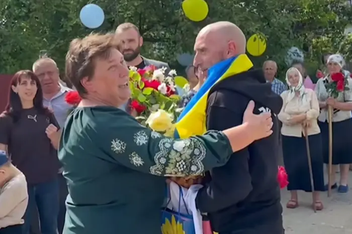 Село на Вінниччині тепло зустріло воїна, який повернувся з полону: щемливе відео