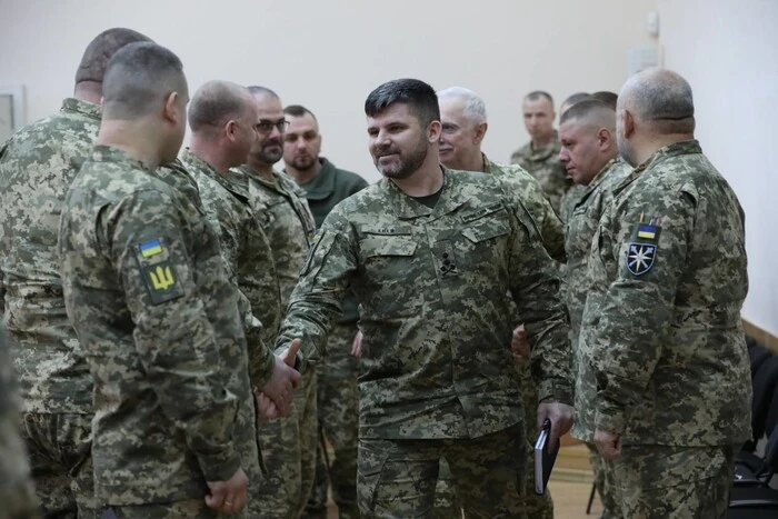 Hnatov erklärte, dass die Armeekorps mit erfahrenen Kampfkommandeuren verstärkt werden