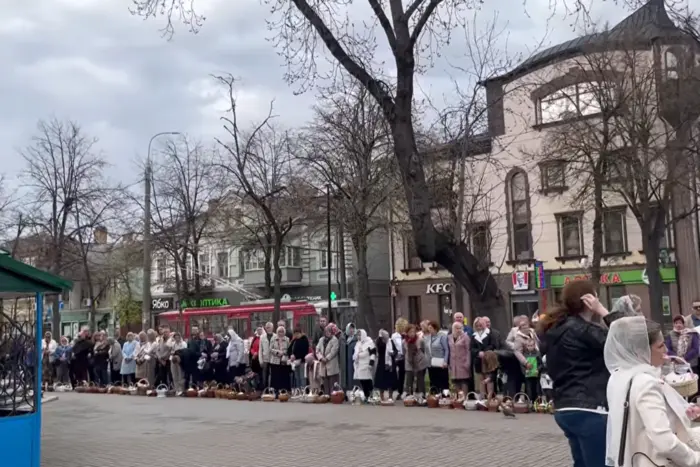 Wie die Osterkörbe in der Moskauer und der ukrainischen Kirche geweiht werden. Video Warteschlangen in Rivne