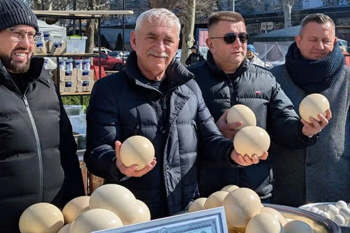 Die Einwohner von Tschornomorsk haben zwei Tonnen grünen Borscht zubereitet