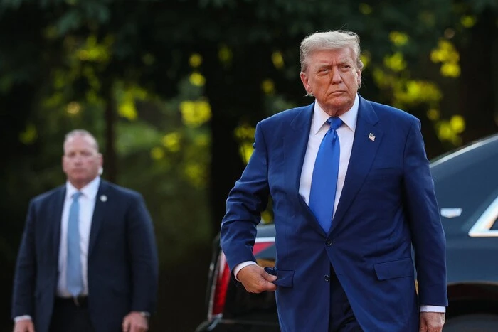 НАТО лестить Трампу, щоб втримати його на боці Києва – Bloomberg