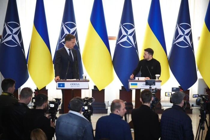 Генсек НАТО вітаєся з українським президентом