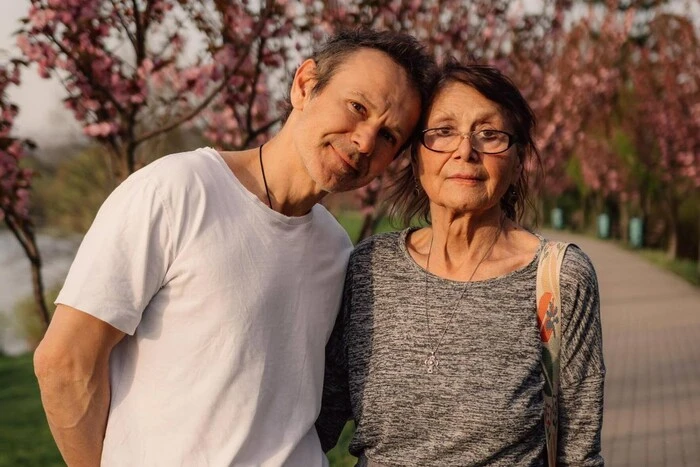 Svyatoslav Vakarchuk zeigt ein seltenes Foto mit seiner Mutter