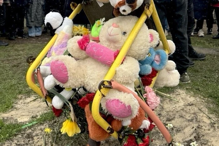 Die US-Botschafterin ehrte das Andenken der verstorbenen Kinder in Krywyj Rih infolge eines russischen Angriffs