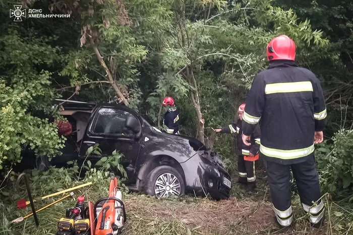 Жахлива ДТП на Хмельниччині: загинули підліток і чоловік, ще троє людей травмовані