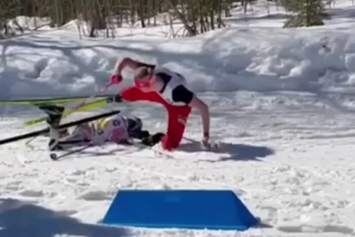Der 15-jährige Skifahrer aus Russland hat während eines Wettbewerbs seinen Gegner mit dem Fuß am Kopf getroffen