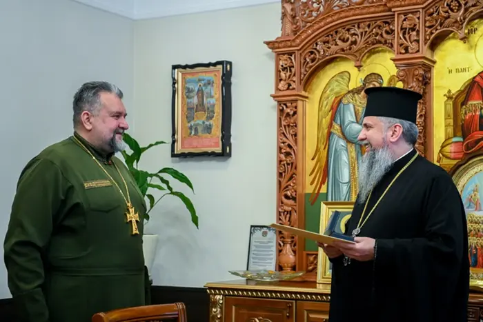 Metropolit Epiphaniy hat dem Kaplan der GUR Kholodov ein Geschenk gemacht (Foto)