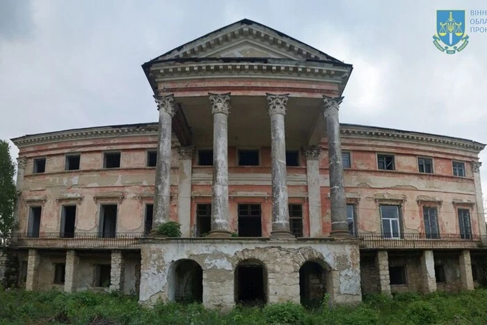 Старовинний палац XVIII століття на Вінничині