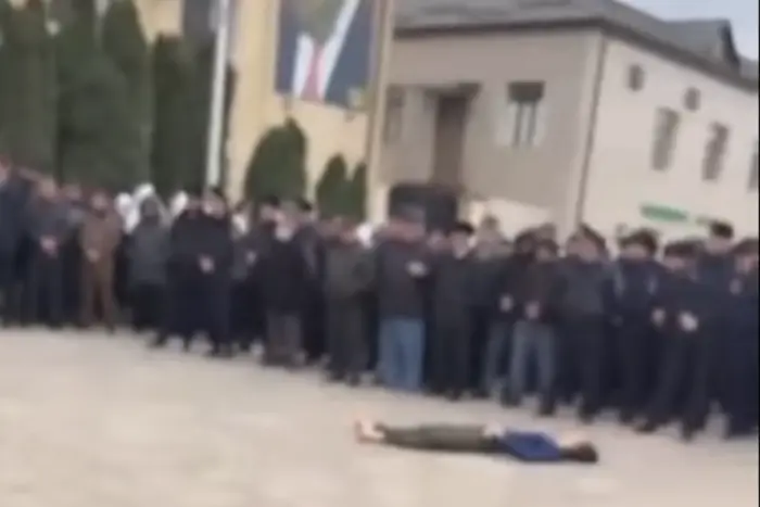 In Tschetschenien hat die Regierung die Leiche eines Teenagers ausgestellt, der Polizisten angegriffen hat (Video)