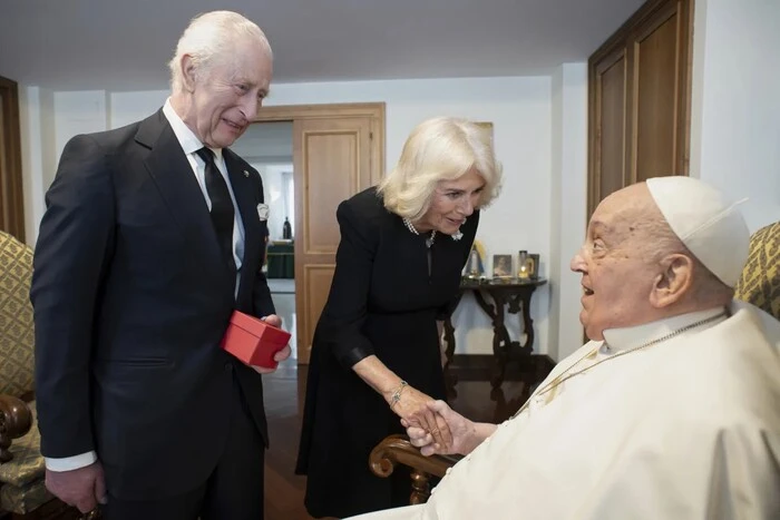 Der britische König und seine Frau besuchten den Papst (Foto)
