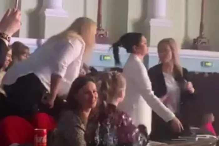 In Kiew haben Fans während des Konzerts von Dmitrij Wolkanow gestritten (Video)