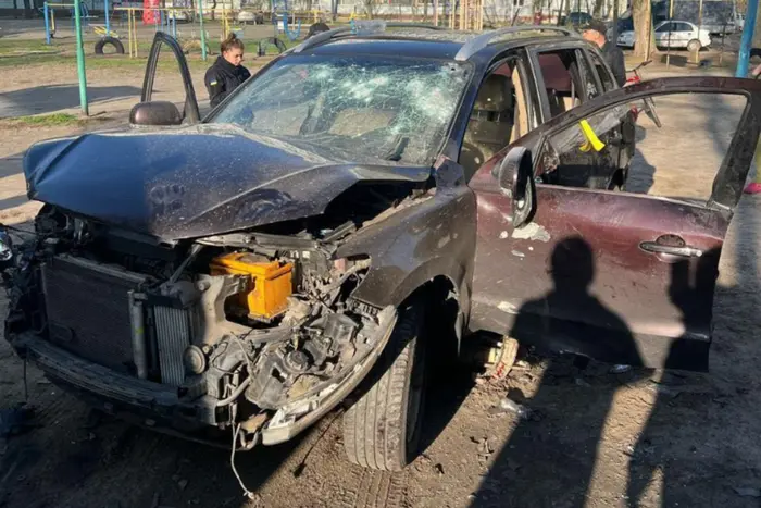 Вибух авто на Дніпропетровщині: постраждали посадовець і дружина