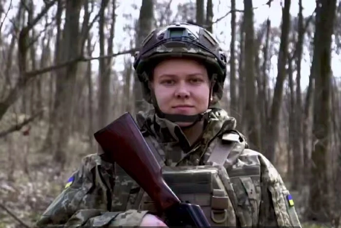 Das erste Mädchen trat den Streitkräften der Ukraine nach dem Vertrag 18-24 bei