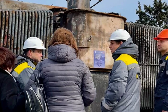 DTEK zeigt von Russland zerstörten Transformator in der Region Odessa