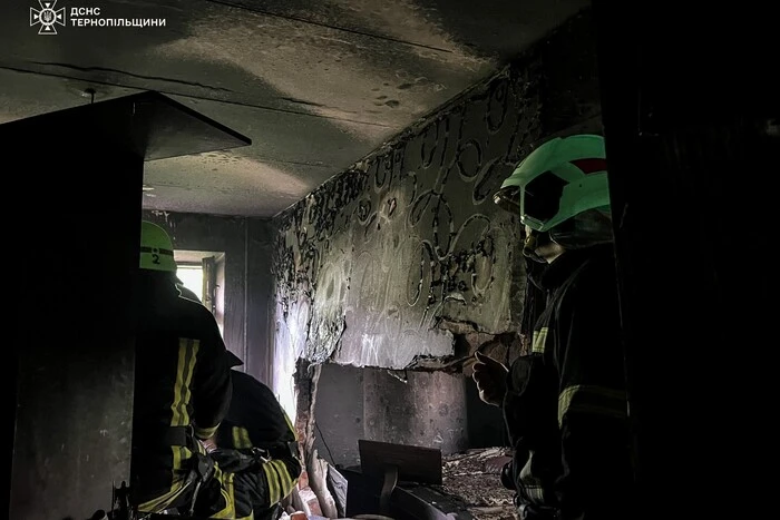 In Ternopil brach nach einer Explosion ein Feuer in einem Mehrfamilienhaus aus: Eine Frau kam ums Leben