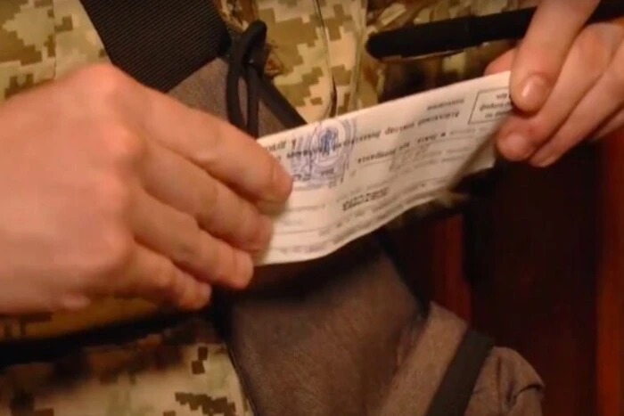Der Soldat erklärte, ob man den Prozess der Zustellung der Vorladung auf Video aufnehmen kann