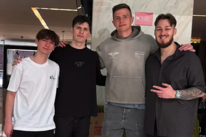 Trubin traf sich mit den Spielern von NAVI in Portugal