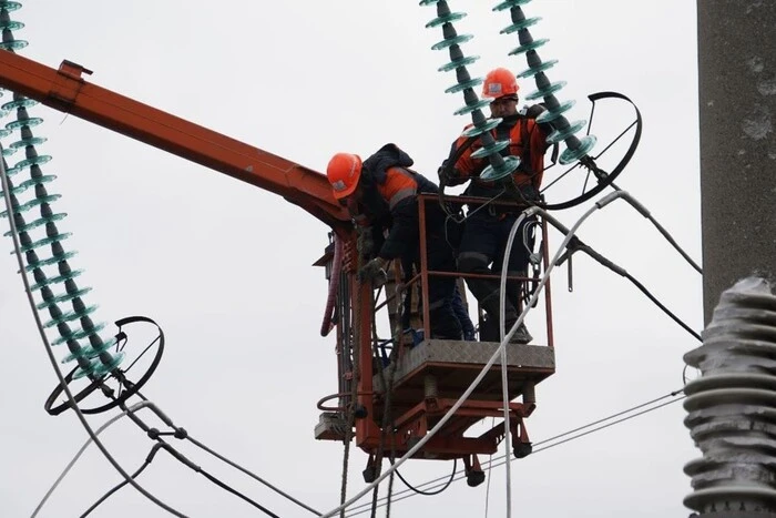 In zwei Tagen hat DTEK 21.000 Haushalten nach den Beschüssen das Licht zurückgebracht
