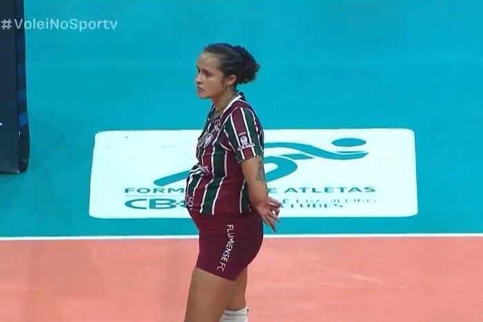 In Brasilien spielte eine Volleyballspielerin ein wichtiges Spiel im fünften Monat ihrer Schwangerschaft
