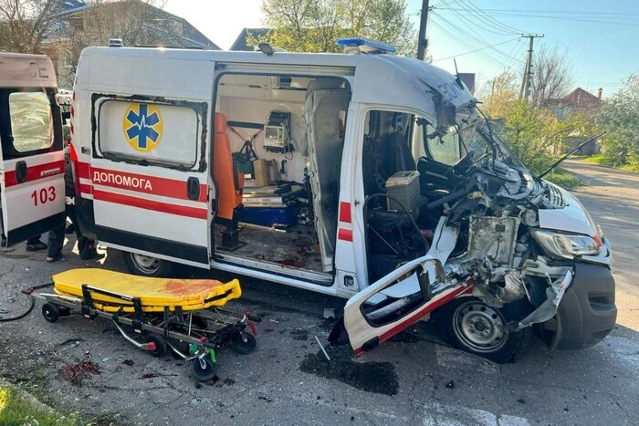 In Cherson haben die Russen einen Krankenwagen mit einer Drohne angegriffen: Es gibt Verletzte