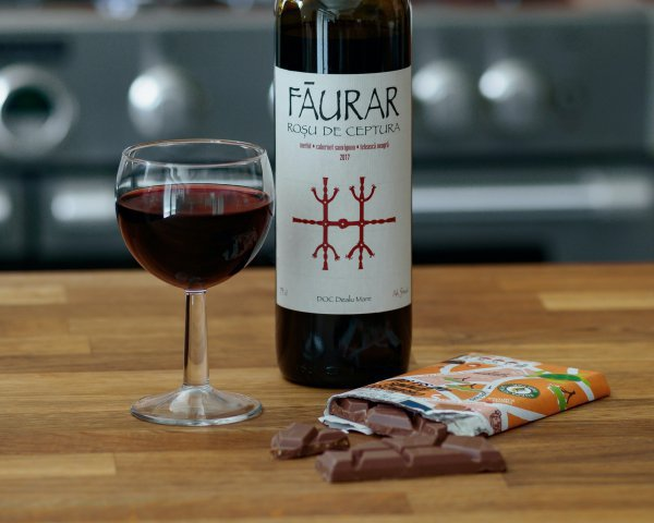 Verjüngt und nicht nur: Wissenschaftler entdecken unerwartete Vorteile von Wein und Süßigkeiten