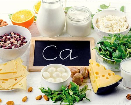 Nüsse, Grünzeug und Samen: welche Lebensmittel sind reich an Calcium