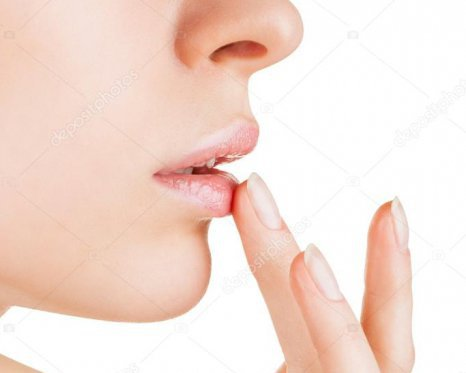 Wie man ein attraktives Lächeln erhält: 5 Möglichkeiten, rissige Lippen zu befeuchten