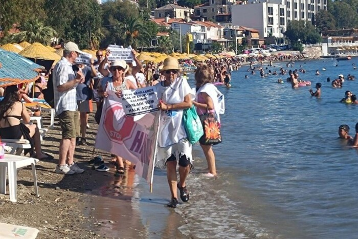 Na plażach Turcji, wypełnionych po brzegi turystami, odbyły się masowe protesty