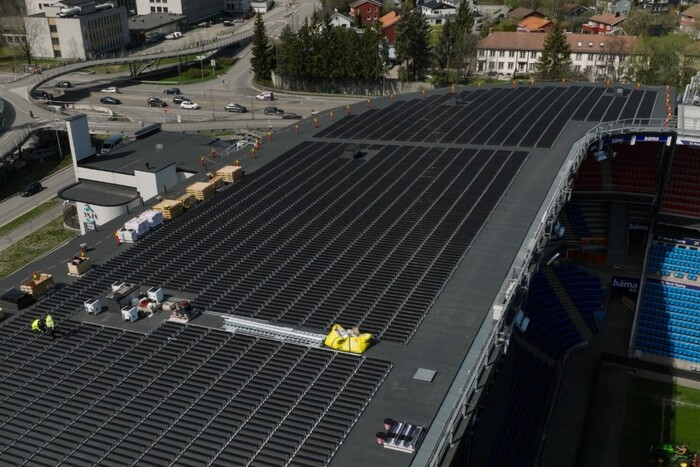 W Norwegii stadion przekształcony w największą na świecie pionową elektrownię słoneczną (zdjęcie)