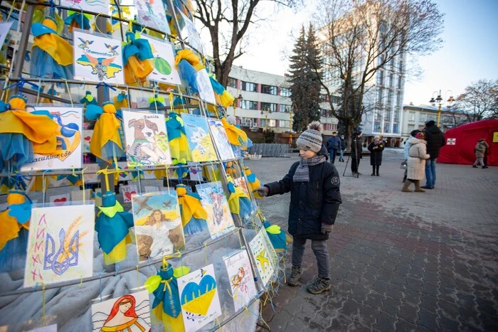 Мер Івано-Франківська встановлює ялинку