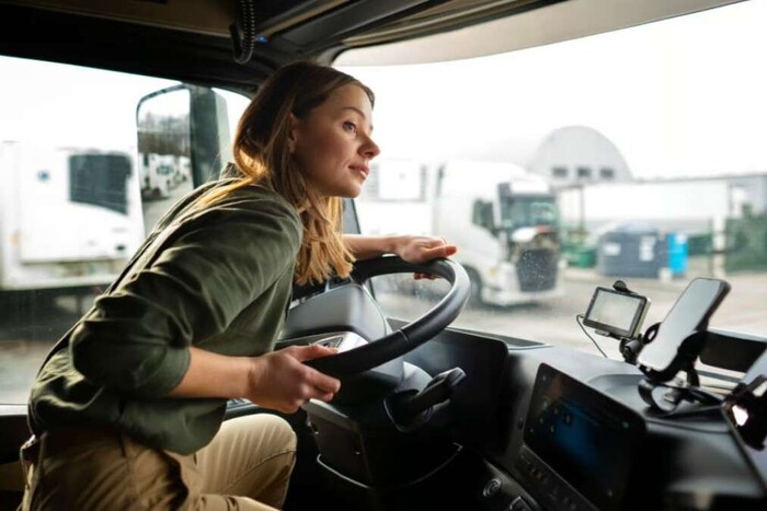 Ministerstwo Infrastruktury otwiera kursy prowadzenia autobusów dla kobiet: kogo przyjmą i czego nauczą