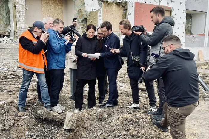 Russischer Angriff auf Charkiw. Die Minister aus Norwegen lesen das Tagebuch eines Jungen über dem Krater (Foto)