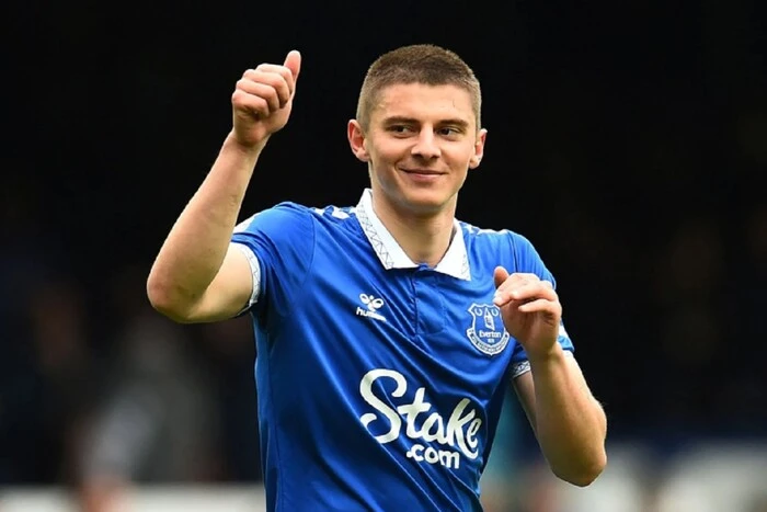 Mykolenko könnte den ‚Everton‘ verlassen: Wer interessiert sich für den Ukrainer