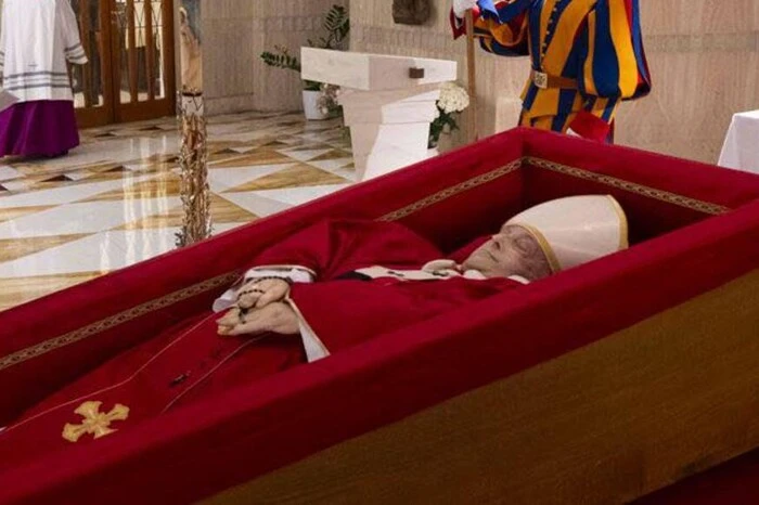 Tod des Papstes: Erste Fotos des Verstorbenen sind erschienen