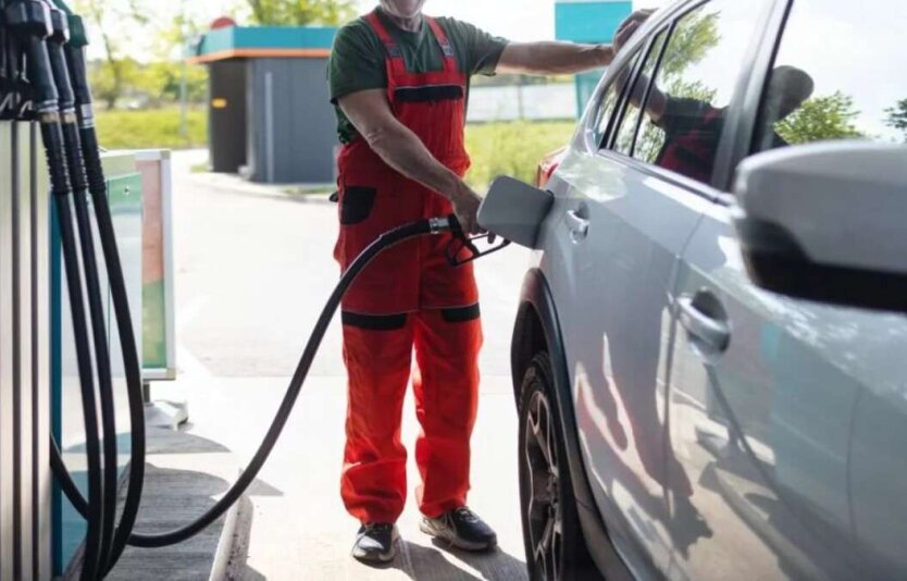 Stacje paliw pokazały imponujące różnice cen na A-95 w Kijowie: od 53 do 62 hrywien za litr