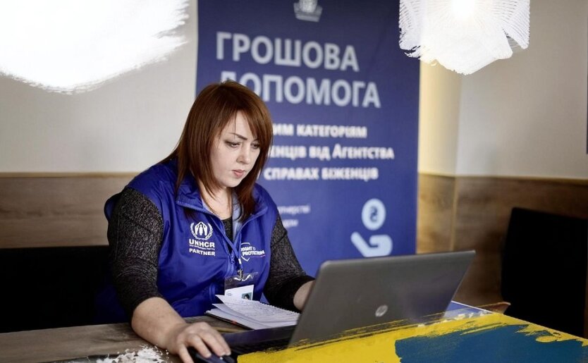 Допомога 10 800 гривень українцям