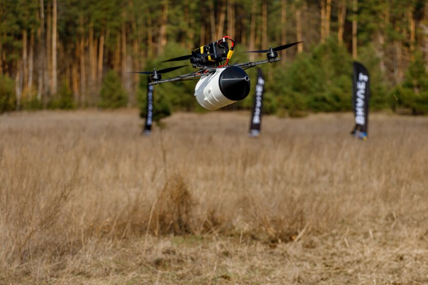 Ukrainische Entwickler haben FPV-Drohnen über Glasfaser getestet