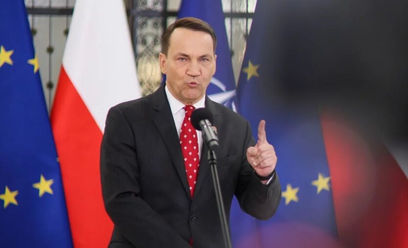 Sikorski: Russland muss für den Krieg in der Ukraine sowohl rechtlich als auch finanziell zur Rechenschaft gezogen werden