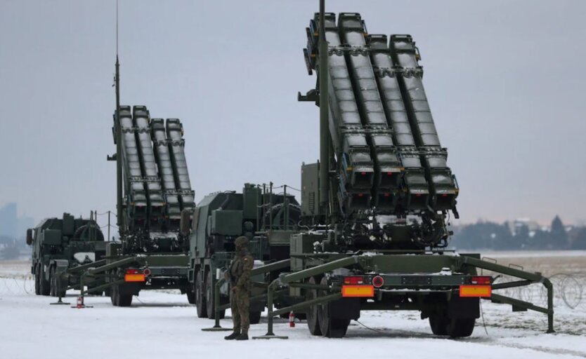 Die USA übertragen die Last der Hilfe für die Ukraine auf Europa: Verzögerung von Panzern und Druck auf Griechenland