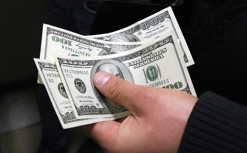 Alle beim Versuch, hundert Dollar zu wechseln, berühren: Ukrainern wurde vor möglichen Problemen gewarnt