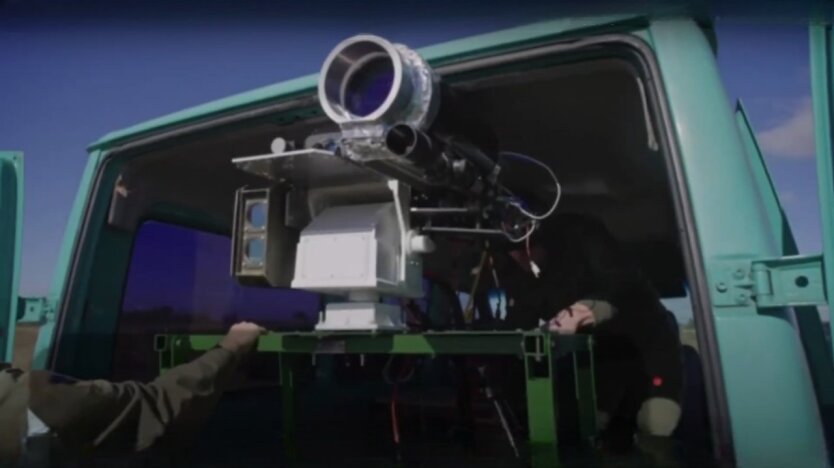 Die Ukraine hat das Lasersystem 'Tryzub' vorgestellt: es schießt Drohnen, Raketen und Flugzeuge ab